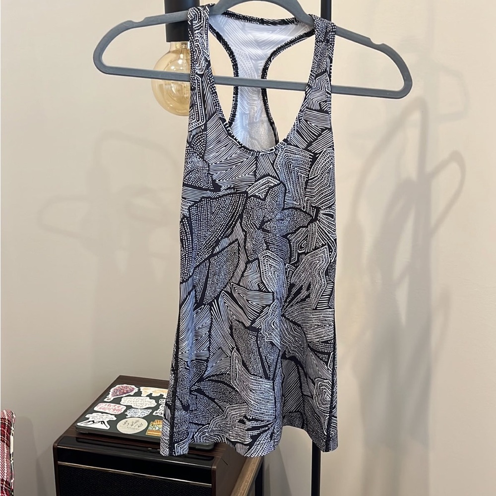 EUC XS Lululemon tanks Camo/Geometric - Picture 4 of 6